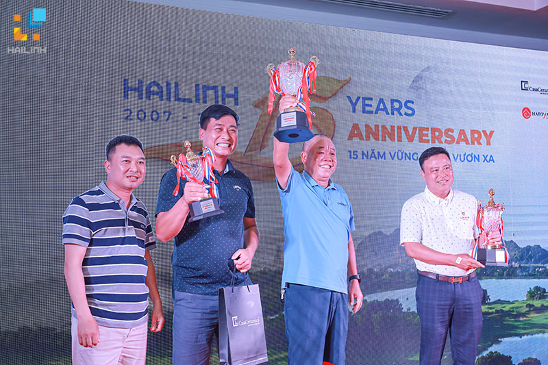 Hình ảnh trao giải cho Golfer Lê Xuân Quang